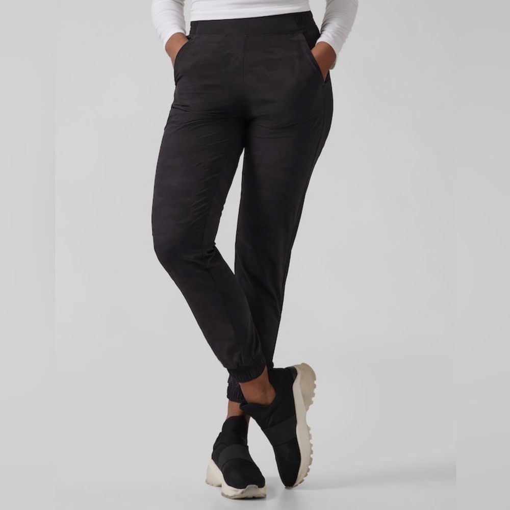 ✨NWT! Athleta Brooklyn Jogger Pants in Black Camo, size 4.